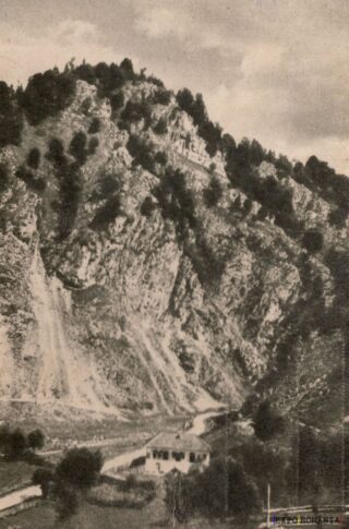 Peisaj montan cu o casă pitorească