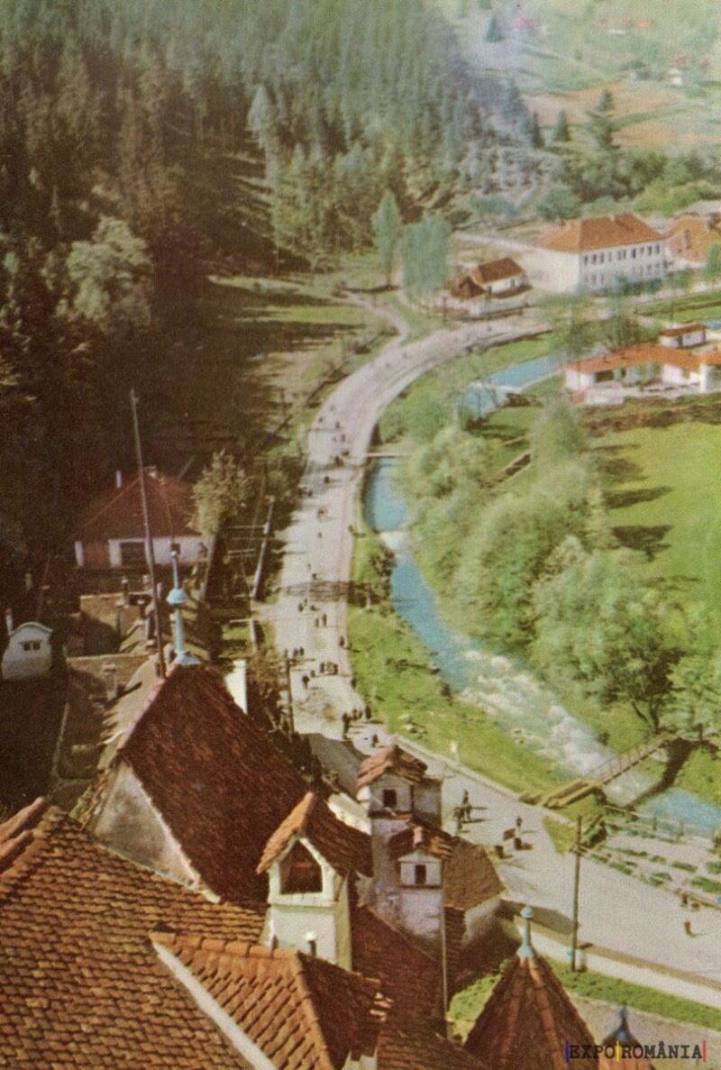 Peisaj idilic de munte cu râu și case