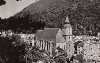 Biserica veche în peisaj montan