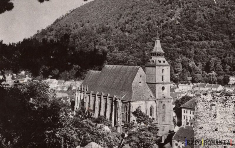 Biserica veche în peisaj montan