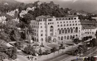 Clădire istorică în peisaj urban montan