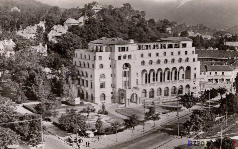 Clădire istorică în peisaj urban montan