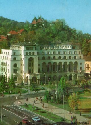 Clădire emblematică în peisaj urban verde