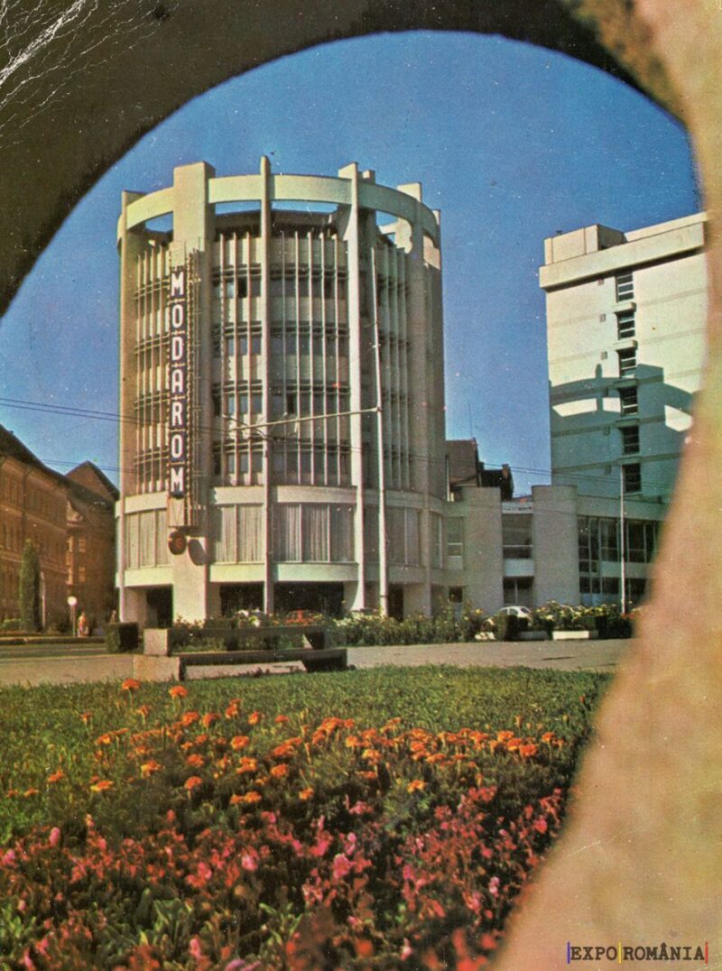 Clădirea Modarom în peisaj urban vibrant
