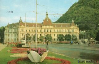 Clădire istorică în peisaj urban pitoresc