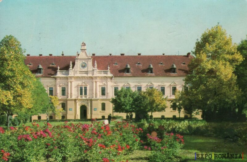 Palatul înflorit din grădina verde