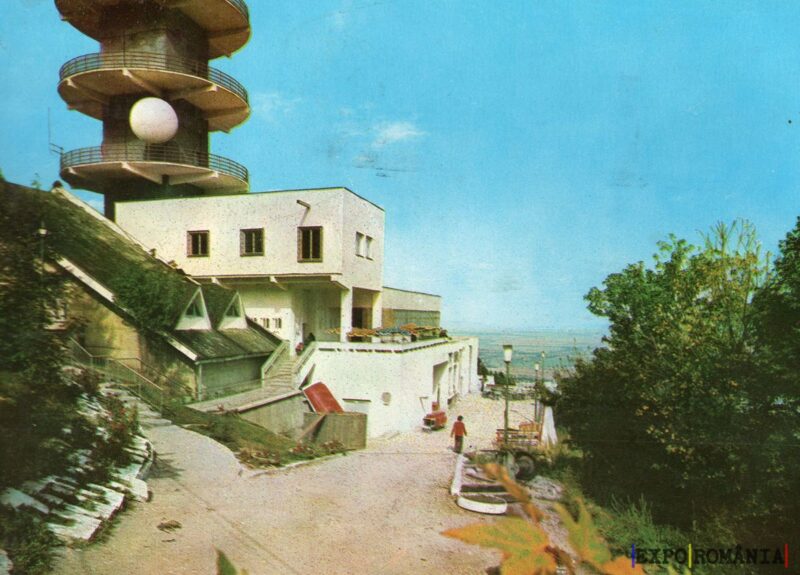 Vedere panoramică asupra unei clădiri moderne