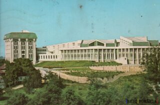 Clădiri moderne în peisaj urban verde