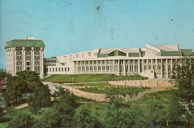 Clădiri moderne în peisaj urban verde