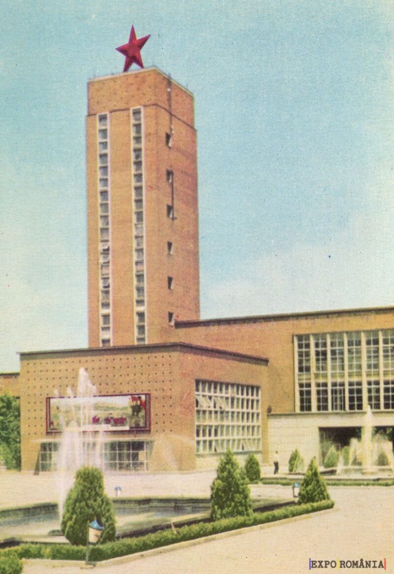 Clădire emblematică cu stea roșie și fântână