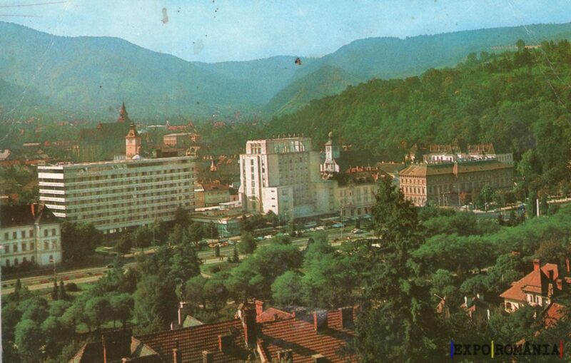 Peisaj urban cu munți în fundal