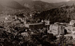 Peisaj urban istoric înconjurat de natură