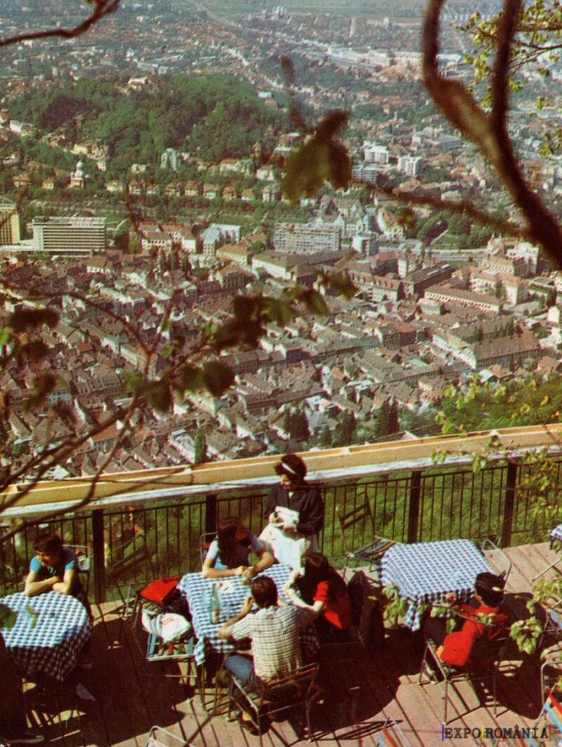 Priveliște panoramică de la o terasă montană