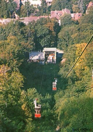 Telecabina în mijlocul naturii verzi