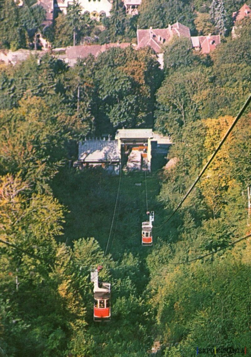 Telecabina în mijlocul naturii verzi