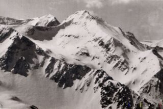 Peisaj montan acoperit de zăpadă