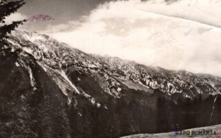 Peisaj montan în alb-negru