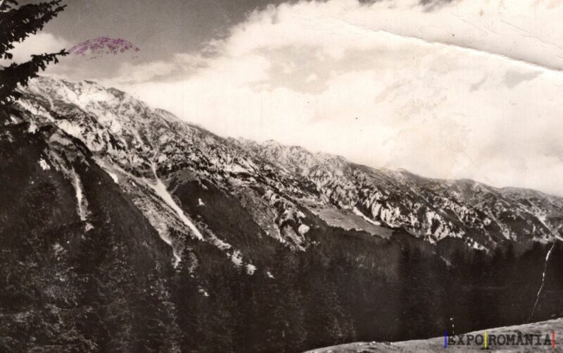 Peisaj montan în alb-negru