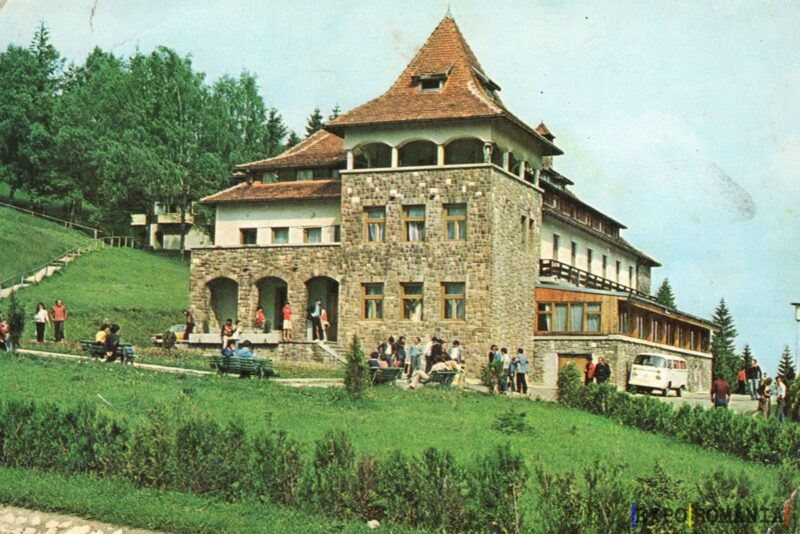 Vedere dintr-o stațiune montană pitorească