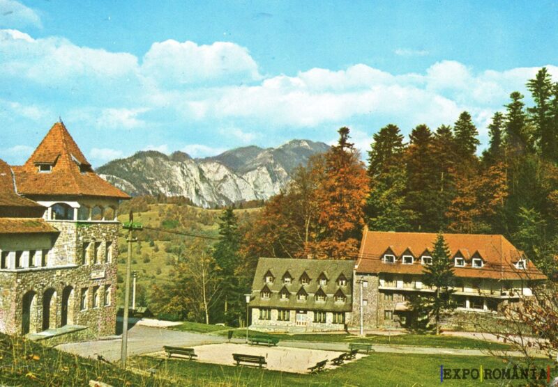 Peisaj montan cu pensiuni pitorești