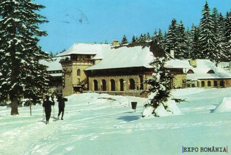 Peisaj de iarnă la cabană în pădure