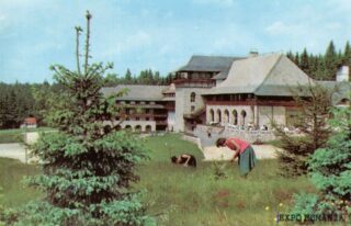 Peisaj montan cu clădire și activități în natură