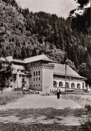 Clădire istorică în peisaj montan