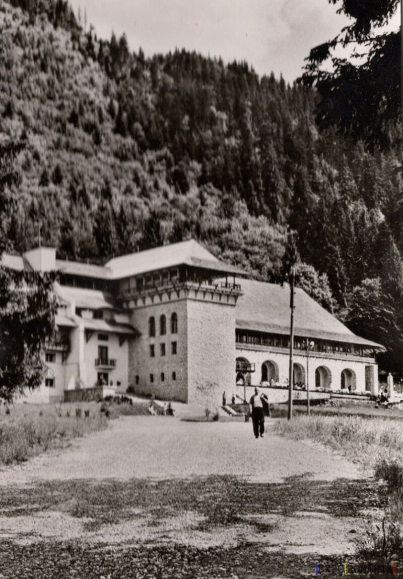 Clădire istorică în peisaj montan