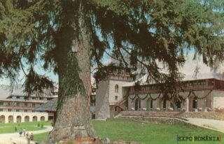 Peisaj de munte cu arhitectură tradițională