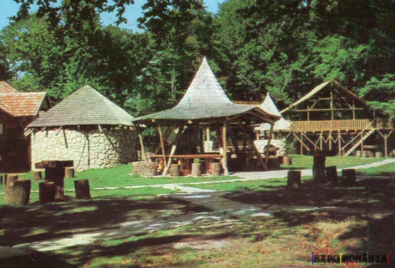 Sate tradiționale în mijlocul naturii