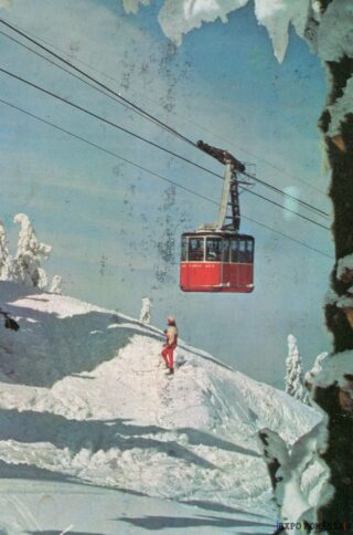 Peisaj de iarnă cu telecabina roșie