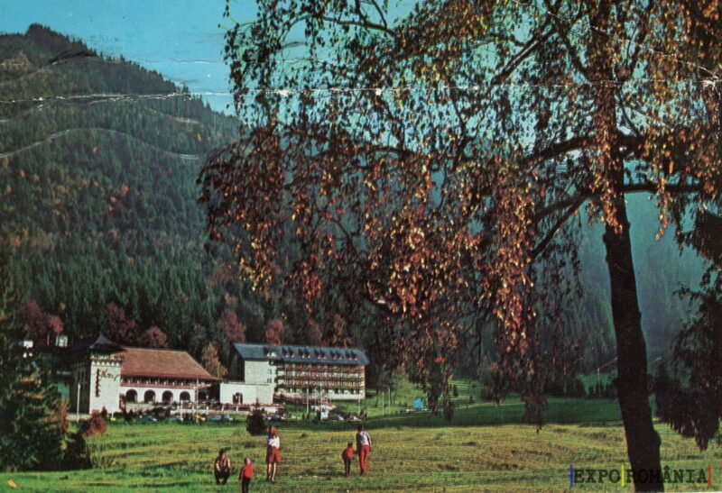 Peisaj montan cu hotel și turiști