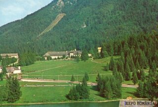 Peisaj montan cu vegetație abundentă și clădiri