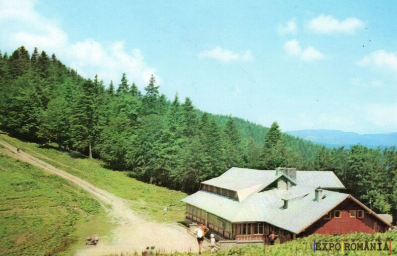 Peisaj montan cu cabană rustică