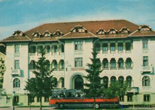 Clădire istorică și autobuz retro în oraș