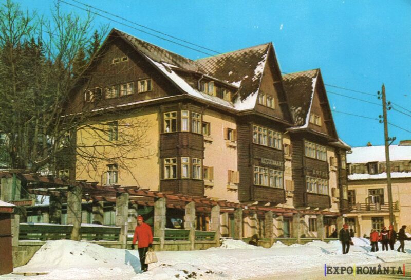 Clădire montană în peisaj de iarnă