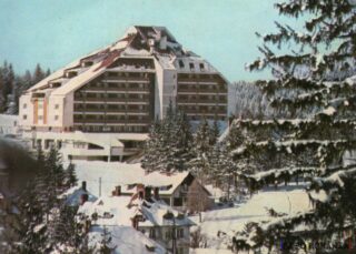 Peisaj montan de iarnă cu hotel