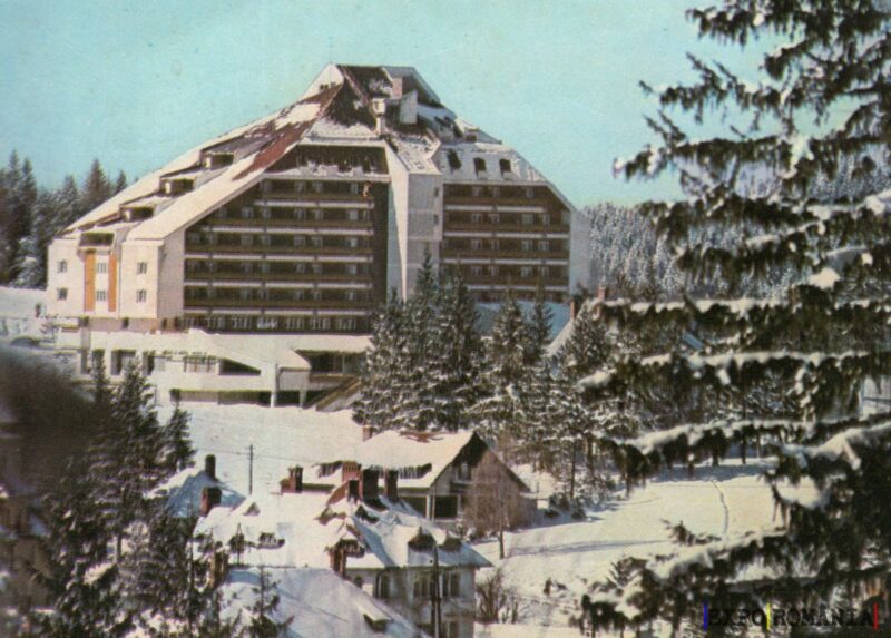 Peisaj montan de iarnă cu hotel