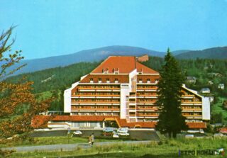 Hotel montan în peisaj natural idilic