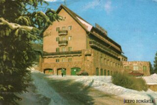 Hotel montan în peisaj de iarnă