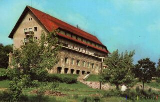 Hotel vechi în mijlocul naturii