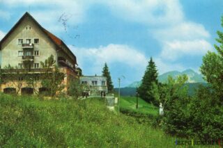 Peisaj montan cu clădiri rustice