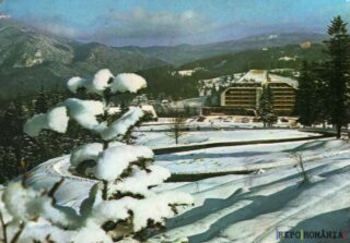 Peisaj de iarnă cu zăpadă și munți