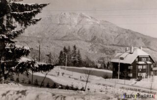 Peisaj montan de iarnă cu casă tradițională