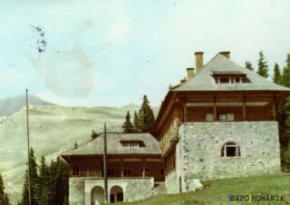 Vila montană în peisaj natural idilic