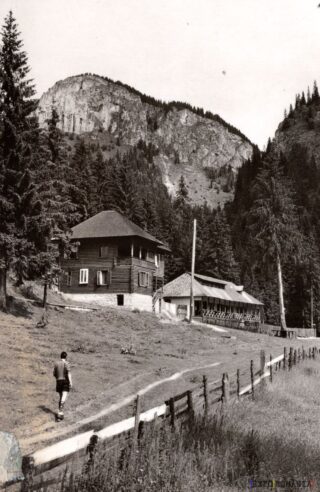 Peisaj montan cu case tradiționale