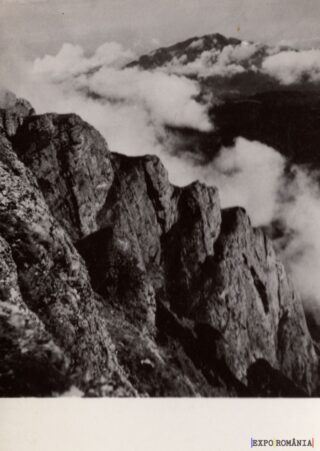 Peisaj montan cu nori misterioși