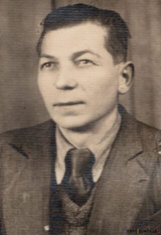 Portret alb-negru al unui bărbat în tinerețe