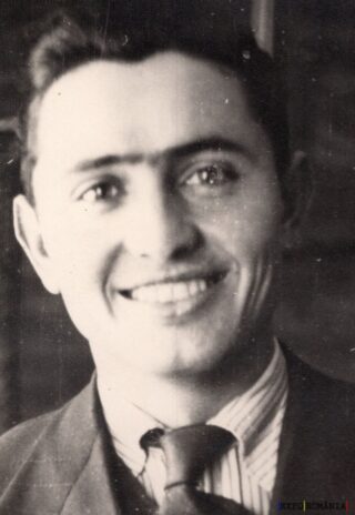 Portret vesel al unui bărbat în costum