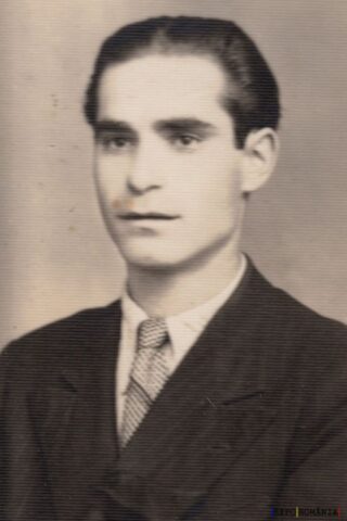 Portret alb-negru al unui tânăr în costum